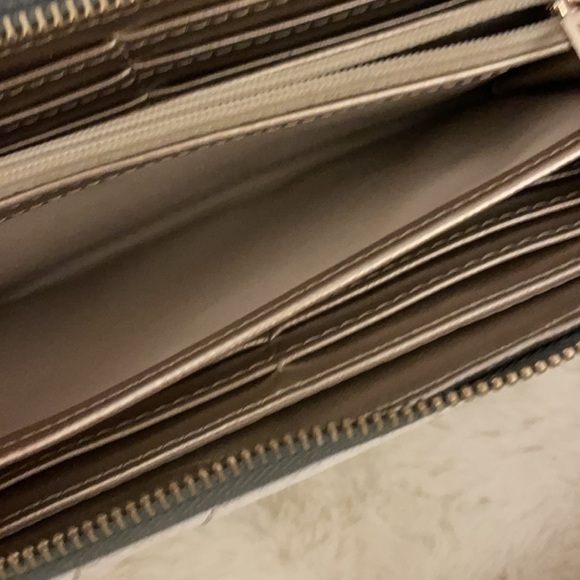 Guess Chevron Classic White Wallet - Picture 9 of 17